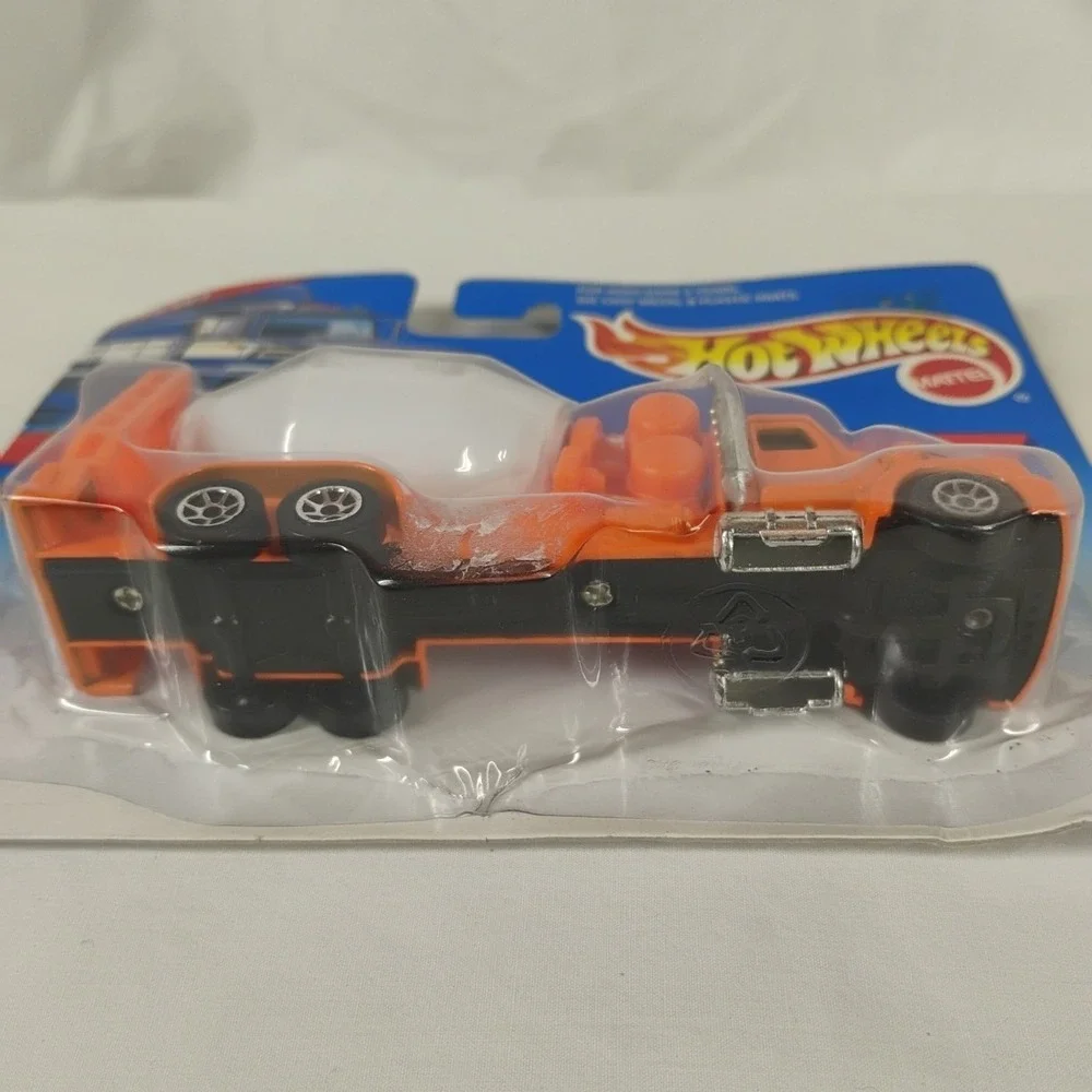 Mattel Hot Wheels Haulers McDonalds Cement Hauler Diecast Truck‎